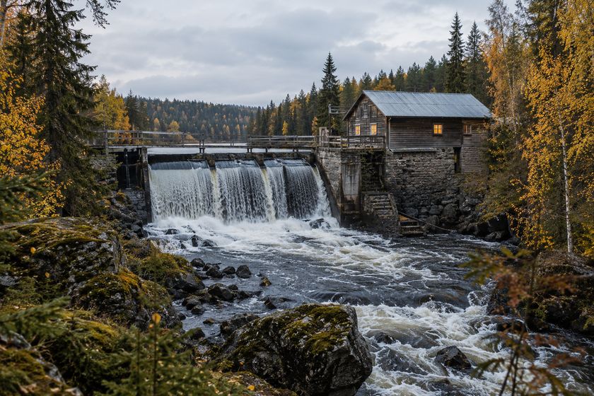 Pieni vesivoimalaitos karjalaisella joella syksyllä